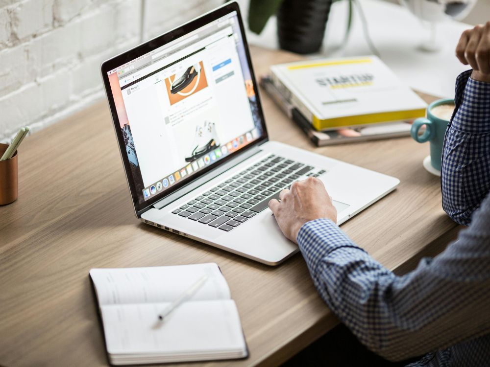 Blog atraindo visitantes através de SEO e tráfego orgânico