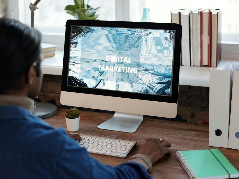 Profissional executando estratégias de marketing digital na prática com conteúdo SEO e análise de métricas