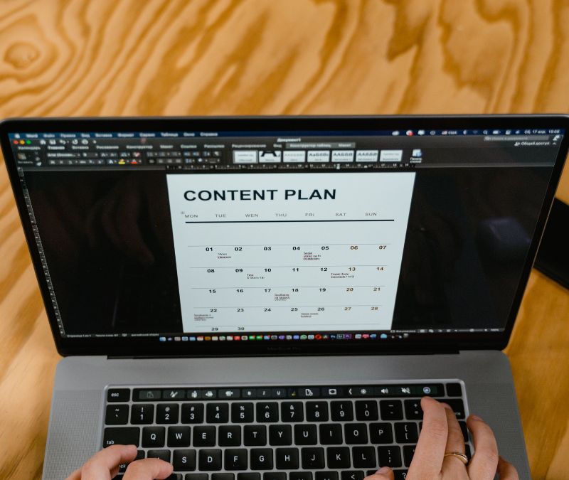 Calendário editorial para blog com conteúdos pilares artigos satélites e SEO